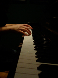 hands playing piano